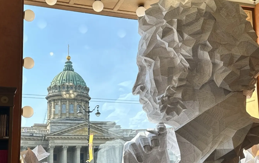 Трехметровая скульптура Пушкина появилась в петербургском Доме книги