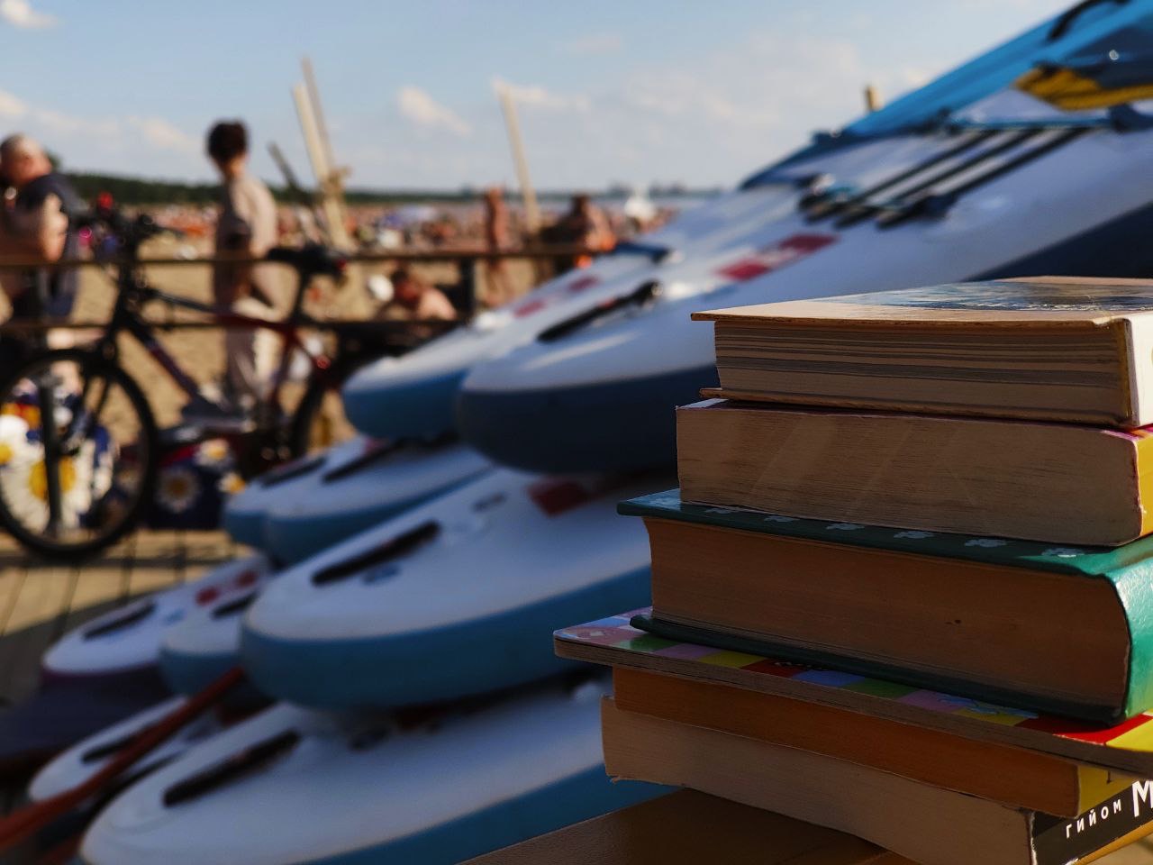 «Книжный пляж» зажигает: полное расписание первого дня!