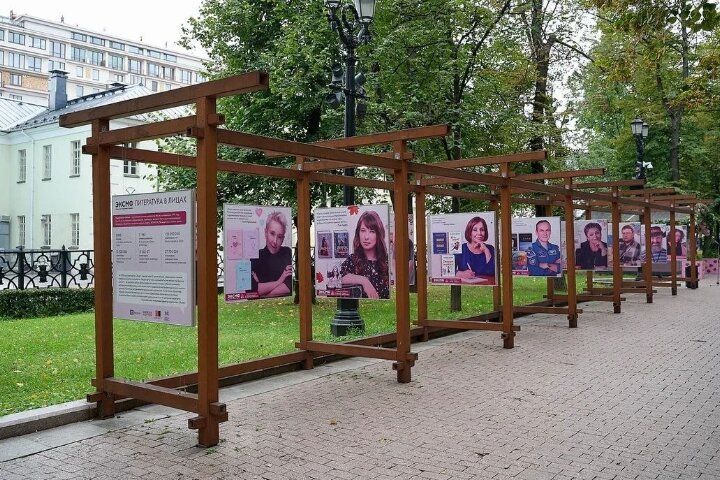 Выставка к 35-летию «Эксмо» открылась на Страстном бульваре