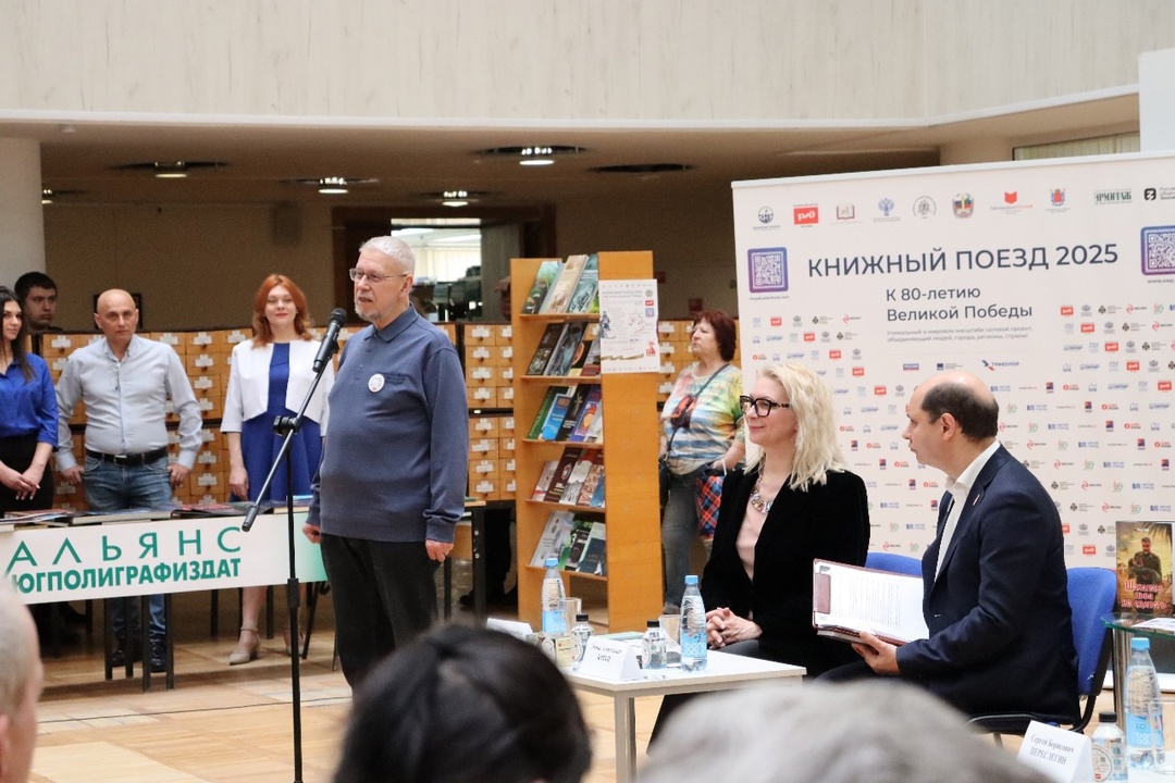 Пассажиры «Книжного поезда» раздали в «Горьковке» сотни автографов