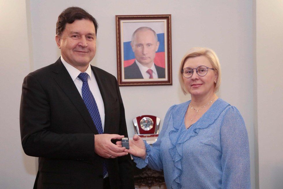 «Российская газета» передала Президентской библиотеке видеокнигу по сказке Салтыкова-Щедрина